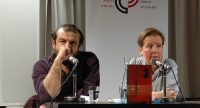 Murat Uyurkulak und Sabine Adatepe sitzen nebeneinander vor Banner des DTF, Quelle: DTF