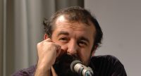 Murat Uyurkulak spricht gestikulierend ins Mikrofon, Quelle: DTF