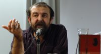 Murat Uyurkulak spricht gestikulierend ins Mikrofon, Quelle: DTF