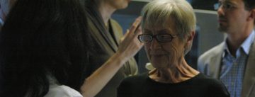 Menschen in Kleingruppen unterhalten sich