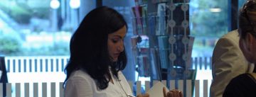 Autorin gibt ein Autogramm