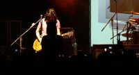 Bassist auf der Bühne vor Silhouette des Publikums, Quelle: DTF