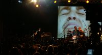 Band auf der Bühne vor Silhouette des Publikums, Quelle: DTF