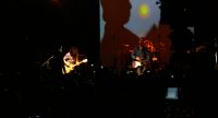 Band auf der Bühne vor Silhouette des Publikums, Quelle: DTF