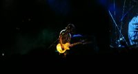 Bassist auf der Bühne vor Silhouette des Publikums, Quelle: DTF