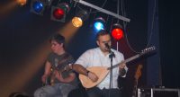 zwei Musiker auf der Bühne sitzen spielend nebeneinander, Quelle: DTF