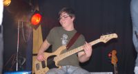 Bassist sitzt auf der Bühne, Quelle: DTF