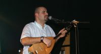 Saz-Spieler singt ins Mikrofon, Quelle: DTF