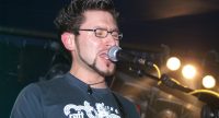 Sänger/Gitarrist auf der Bühne, Quelle: DTF