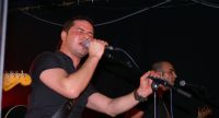 Sänger/Gitarrist neben Bassist auf rot beleuchteter Bühne, Quelle: DTF