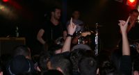 Band auf bunt beleuchteter Bühne vor Silhouette des Publikums, Quelle: DTF