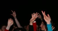 freundlich lächelnde Menschen im Publikum, Quelle: DTF