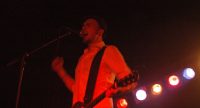 Gitarrist/Sänger auf rot beleuchteter Bühne, Quelle: DTF