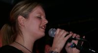 Sängerin mit geschlossenen Augen hält Mikrofon mit beiden Händen, Quelle: DTF