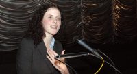 junge Frau spricht gestikulierend am Rednerpult, Quelle: DTF