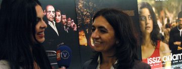 Muhterem Aras führt ein Interview mit atv