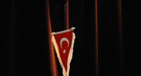 türkische Flagge vor schwarzem Vorhang, Quelle: DTF