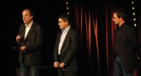 drei Männer stehen sprechend auf der Bühne, Quelle: DTF