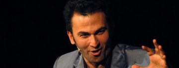 Fatih Çevikkollu spricht gestikulierend