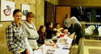 junge Frauen am Infostand des DTF, Quelle: DTF