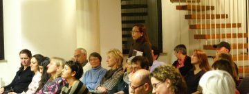 Frau im Publikum stellt eine Frage
