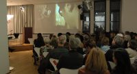Publikum schaut auf Projektion eines Filmes, Quelle: DTF