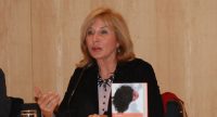 Ayşe Kulin spricht gestikulierend, Quelle: DTF