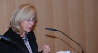 Ayşe Kulin spricht in ein Mikrofon, Quelle: DTF