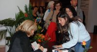 Ayşe Kulin gibt Autogramme, Quelle: DTF