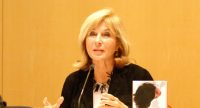 Ayşe Kulin spricht gestikulierend, Quelle: DTF