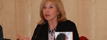 Ayşe Kulin spricht gestikulierend