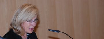 Ayşe Kulin spricht in ein Mikrofon