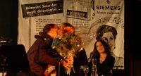 Mario Rispo bekommt einen Blumenstrauß überreicht, Quelle: DTF