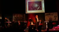 Mario Rispo und Band auf der Bühne vor SIlhouette des Publikums, Quelle: DTF