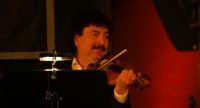 Violonist sitzend schaut nach rechts, Quelle: DTF