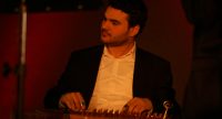 Musiker sitzend schaut nach links, Quelle: DTF