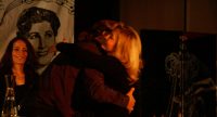 Mario Rispo umarmt eine blonde Frau, Quelle: DTF