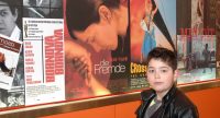 Junge in Lederjacke steht vor Wand mit Filmpostern, Quelle: DTF