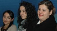 drei Frauen vor blauem Hintergrund schauen nach links aus dem Bild raus, Quelle: DTF