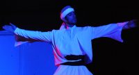 tanzender Derwisch auf blau beleuchteter Bühne, Quelle: DTF