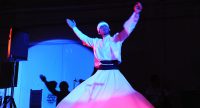 tanzender Derwisch auf blau beleuchteter Bühne, Quelle: DTF