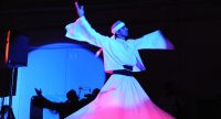 tanzender Derwisch auf blau beleuchteter Bühne, Quelle: DTF