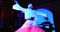 tanzender Derwisch auf blau beleuchteter Bühne, Quelle: DTF