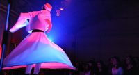 tanzender Derwisch auf blau beleuchteter Bühne, Quelle: DTF