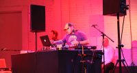 DJ am Mischpult im roten Licht, Quelle: DTF