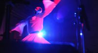 tanzender Derwisch auf blau beleuchteter Bühne, Quelle: DTF