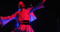 tanzender Derwisch auf blau beleuchteter Bühne, Quelle: DTF