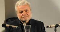älterer Herr im schwarzen Anzug schaut in die Kamera, Quelle: DTF