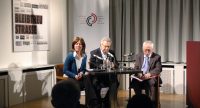 Sibylle Thylen, Zülfü Livaneli und Dr. Klaus Kreiser vor Silhouette des Publikums, Quelle: DTF