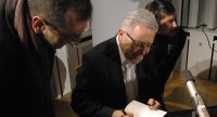 Zülfü Livaneli gibt Autogramme, Quelle: DTF